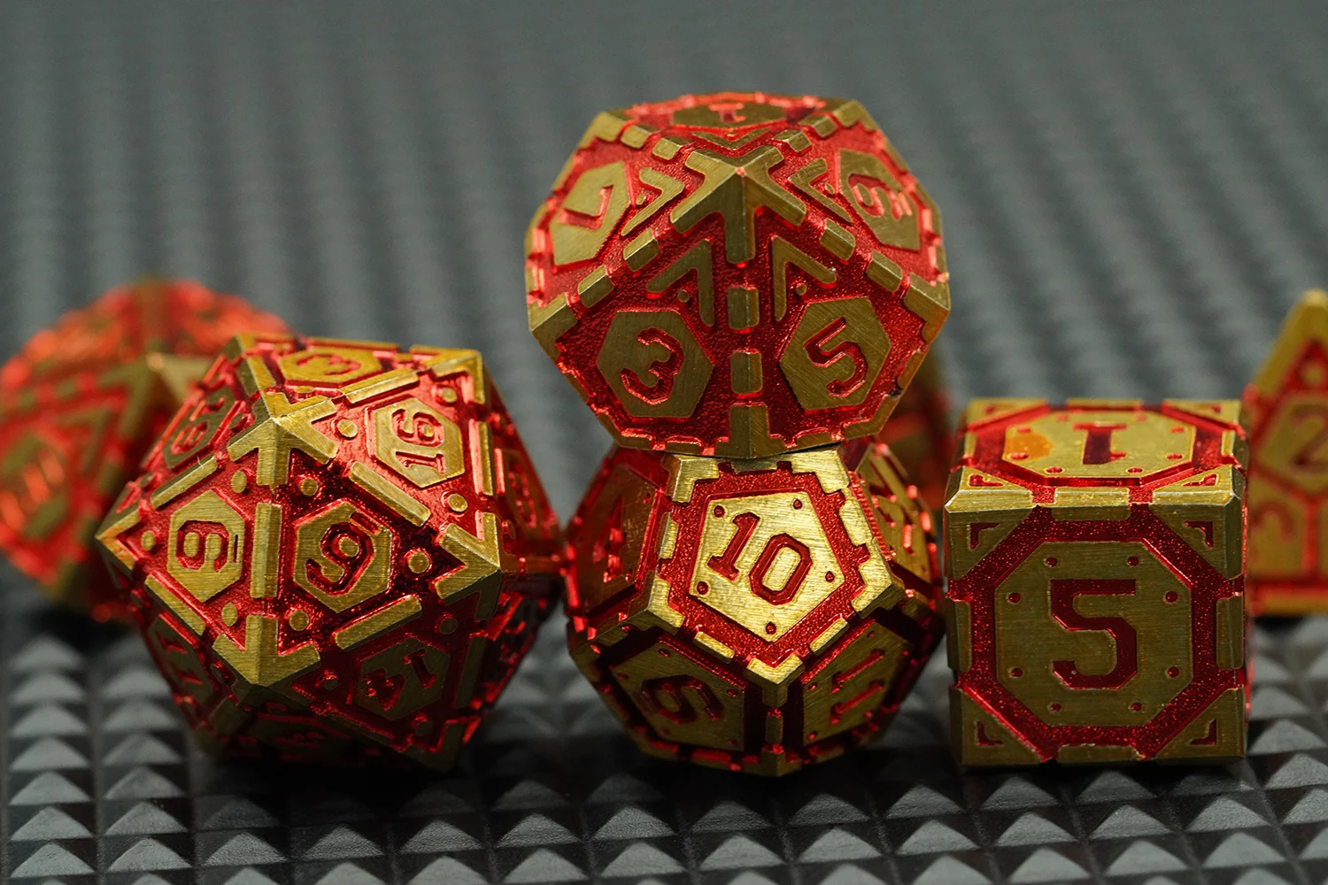 Custom Polyhedral 7 Piece Dice Sets Standard Size Gold Dice Set for Role Playing Table Board Games With Red Number factory