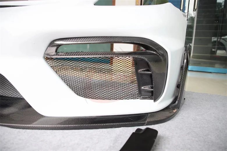 完璧に改装されたGT4RSスタイルのセミカーボンフロントバンパー