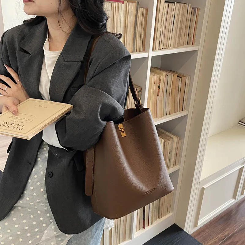 Simple Bucket Bag for Women Fashionable and Versatile Commuting Portable Shoulder Bagcrossbody Large Capacity Mother-in-law Bag