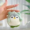 Pingüino travesti verde + cadena de cuentas