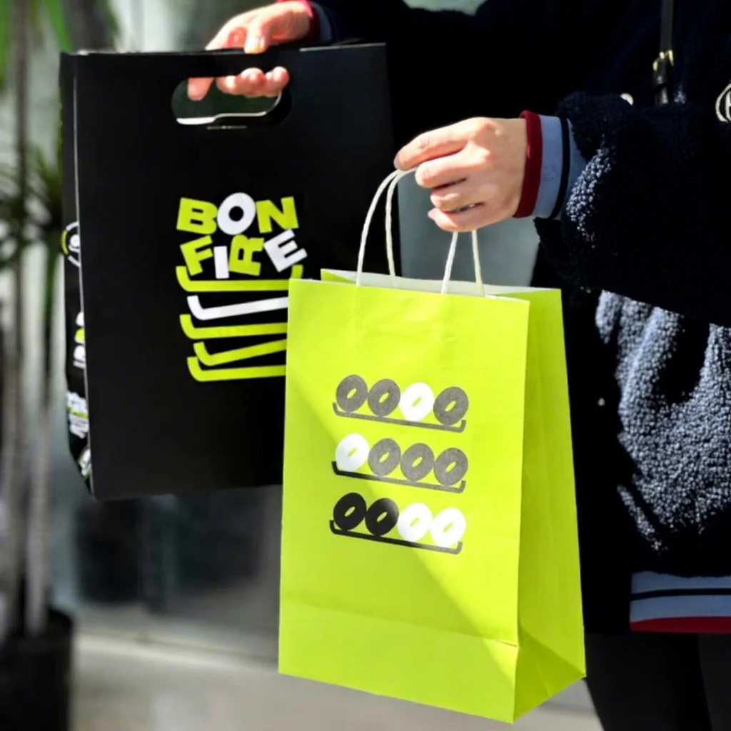 Kraftpapirposer med dit logo – takeaway-madpakkeposer i papir