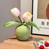 Deux bouteilles en céramique de fruits verts roses et dodues en forme de tulipe
