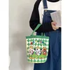 Tres pequeños yendo a la escuela