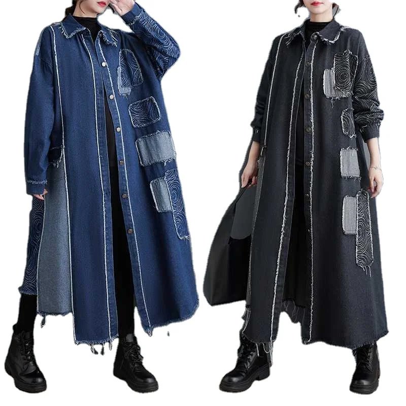 معطف نسائي أنيق لخريف ٢٠٢٥، بتصميم فضفاض كلاسيكي من الدنيم المغسول من الجهتين، مزخرف بطباعة يدوية ومُركَّب من أجزاء مختلفة