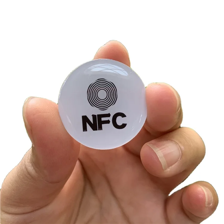 Nfc тег. NFC метка. Наклейка с NFC меткой. Метка RFID NFC.