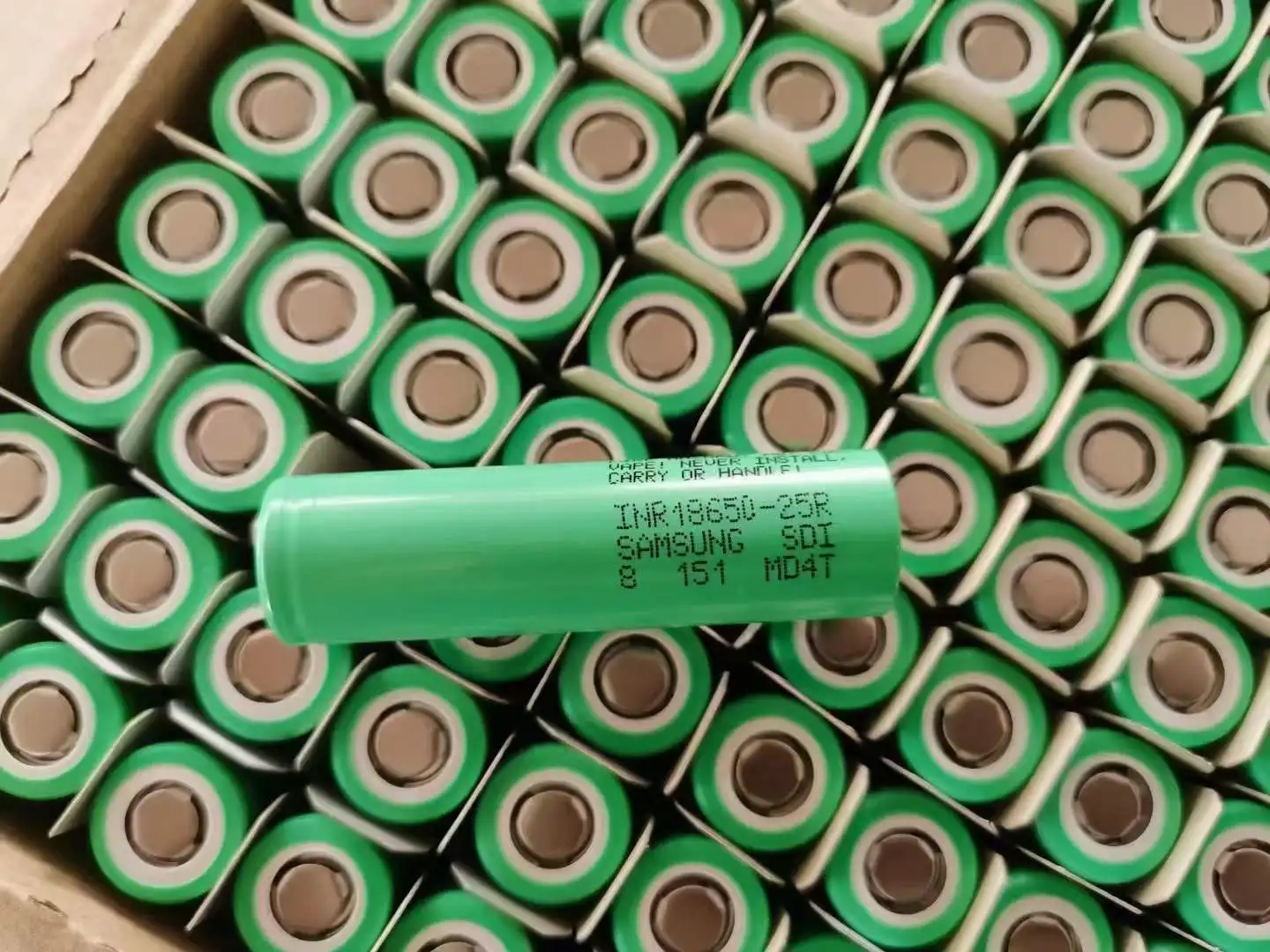 Grade A 3.7v 2500mah Inr18650 25r Rechargeable 18650 Li-ion Battery ...