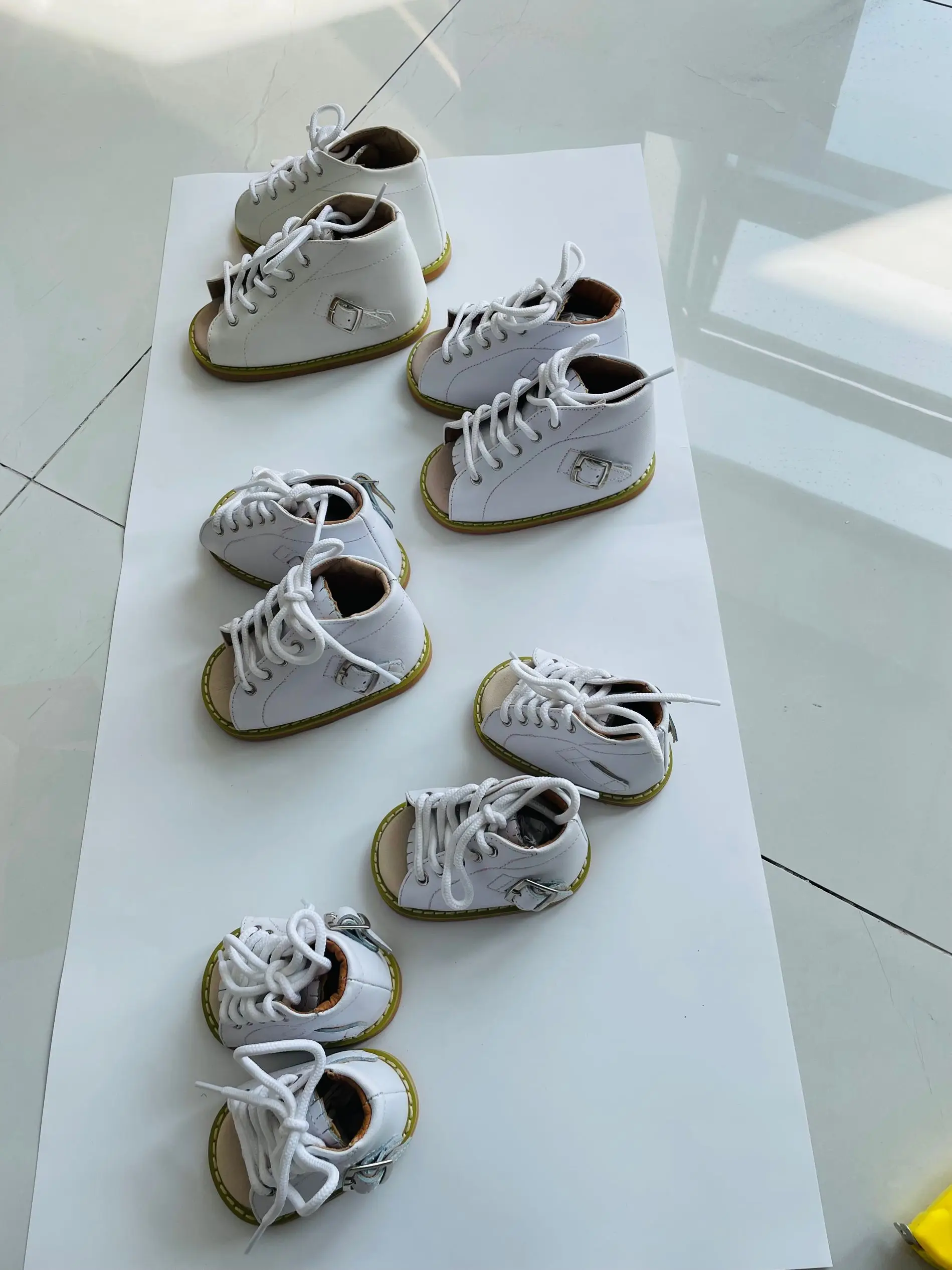 Chaussures orthopédiques blanches Dennis Brown pour chaussures de