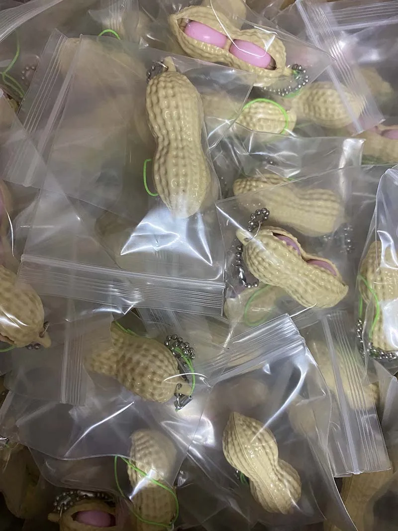 2022 Juguetes Novedades Peanut Keychain Sensory Fidget Toys Funny