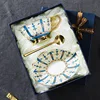 Caja de regalo con cuchara y plato individual azul.