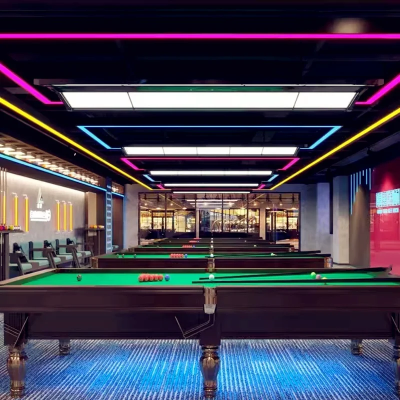 Lampe suspendue LED à l’ambiance moderne et épurée pour salle de billard haut de gamme, avec assemblage sans jointure pour une décoration d’ambiance dans les salles de billard.