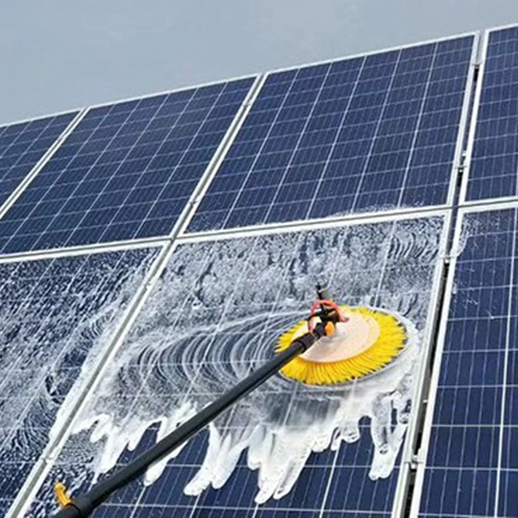 Machine automatique de nettoyage de panneaux solaires avec aspirateur et équipement à brosse rotative pour le nettoyage de modules solaires de tracteur