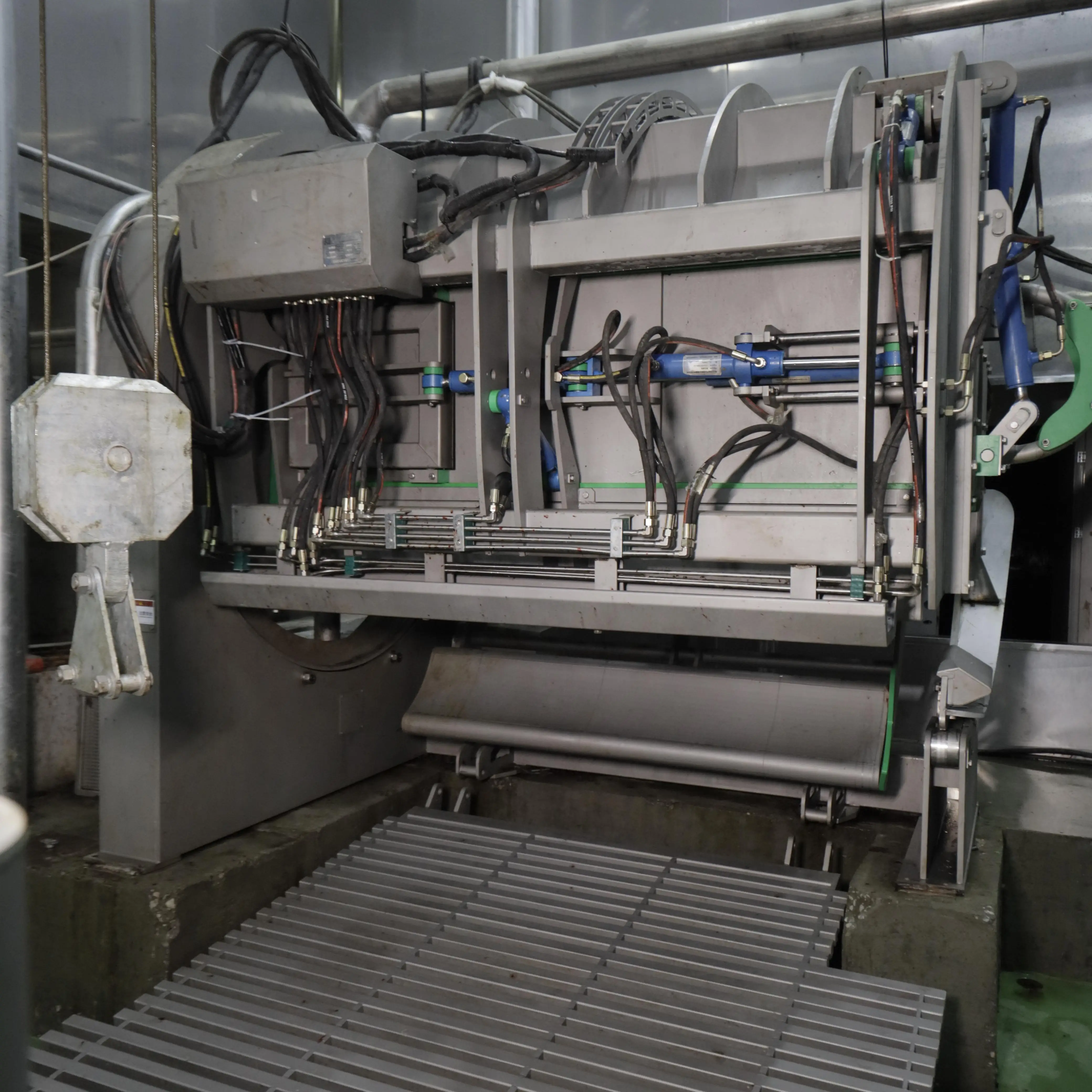 Efficient halal cattle slaughtering box modern cattle slaughtering equipment suitable for cattle slaughterhouses