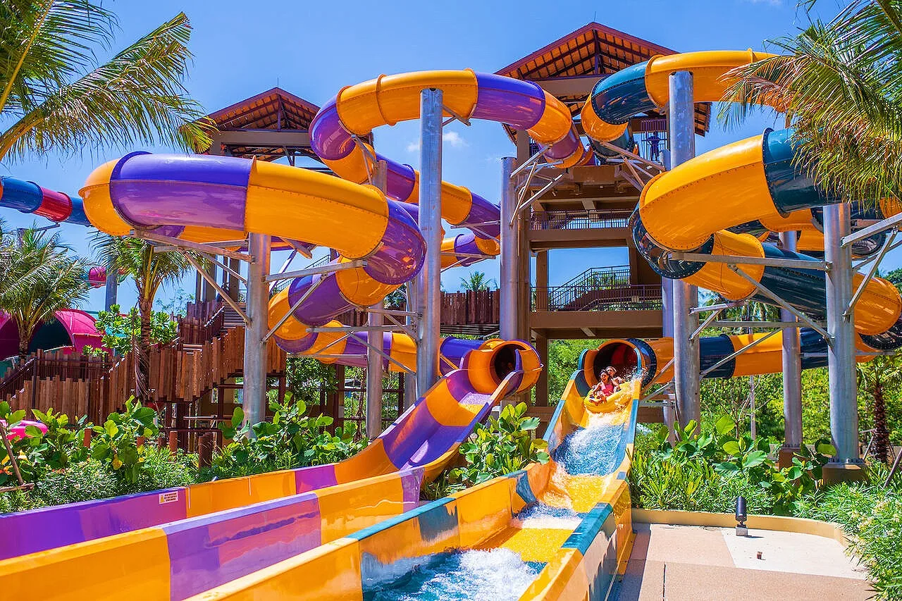 Customized Size 6-8mm Thickness Fiberglass Water Park Slide with Over 10 Years Service Life