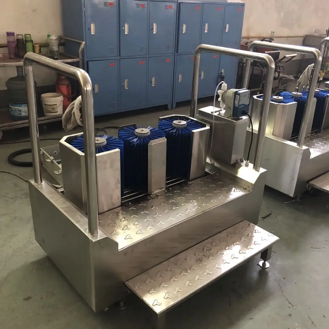 Automatic hygienic boot cleaning machine for food processing lines and slaughterhouses