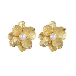 Fashionable Elegant Women's Pearl Stud Earrings Anti Allergic Stainless Steel Imitation Pearl Flower Shape Earrings