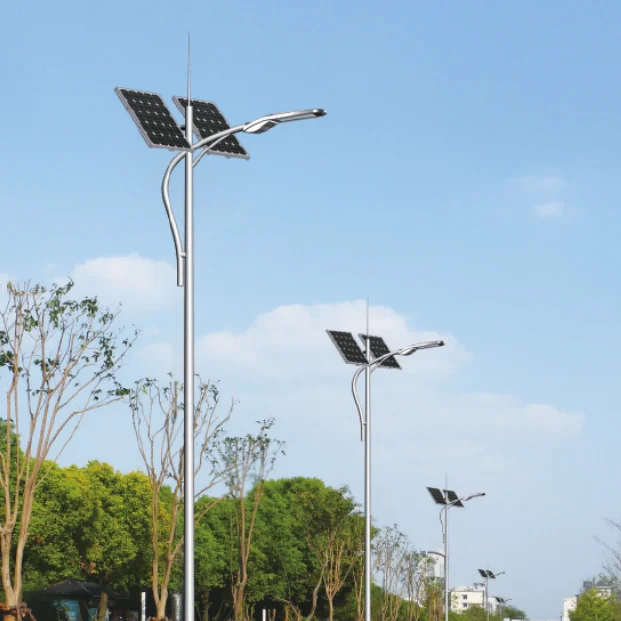 เสาไฟถนนพลังงานแสงอาทิตย์ LED แบบหล่อเหล็กสมัยใหม่ประหยัดพลังงาน