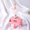 Caja de música con forma de piano rosa.