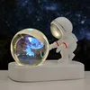 Astronauta amado: viaje al cielo estrellado - luz colorida.