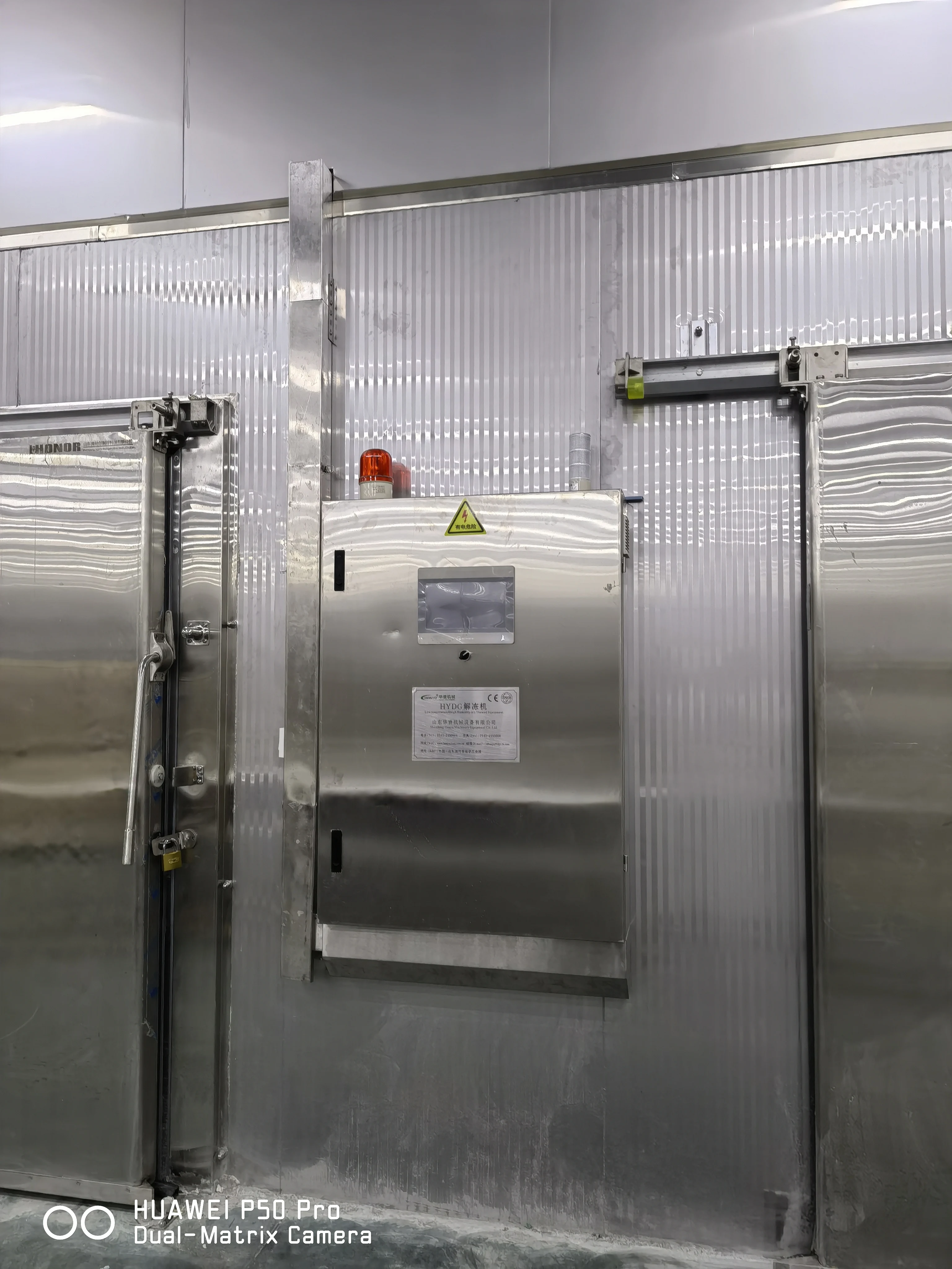 Automatic insulated sliding cold storage doors for frozen food facilities