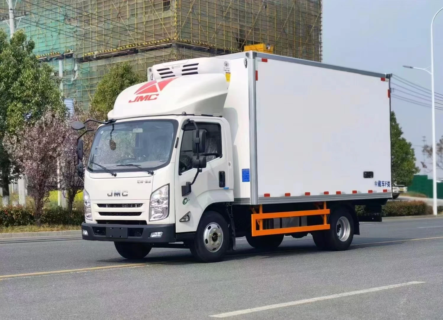 JMC 6-Wheel 4x2 Refrigerator Freezer Truck 26 Ft Box Truck Lift Gate YUCHAI SINOTRUCK Manual Euro 2 New Condition Diesel Fuel