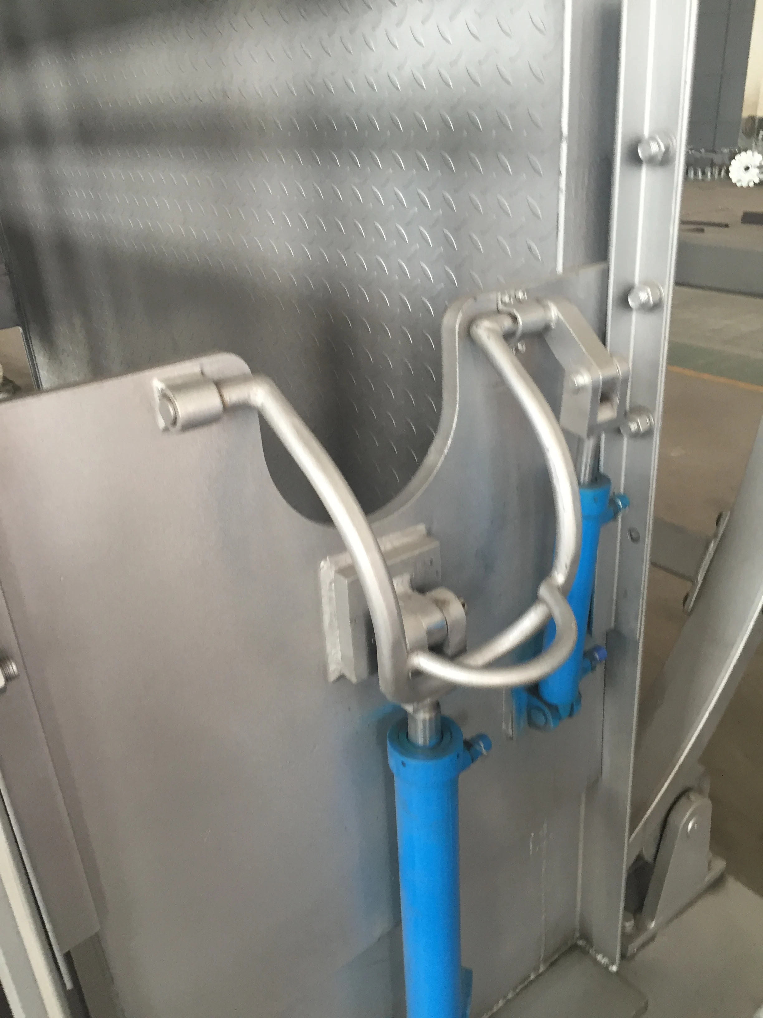Professional pneumatic halal rotary slaughter box for humane and safe cattle processing