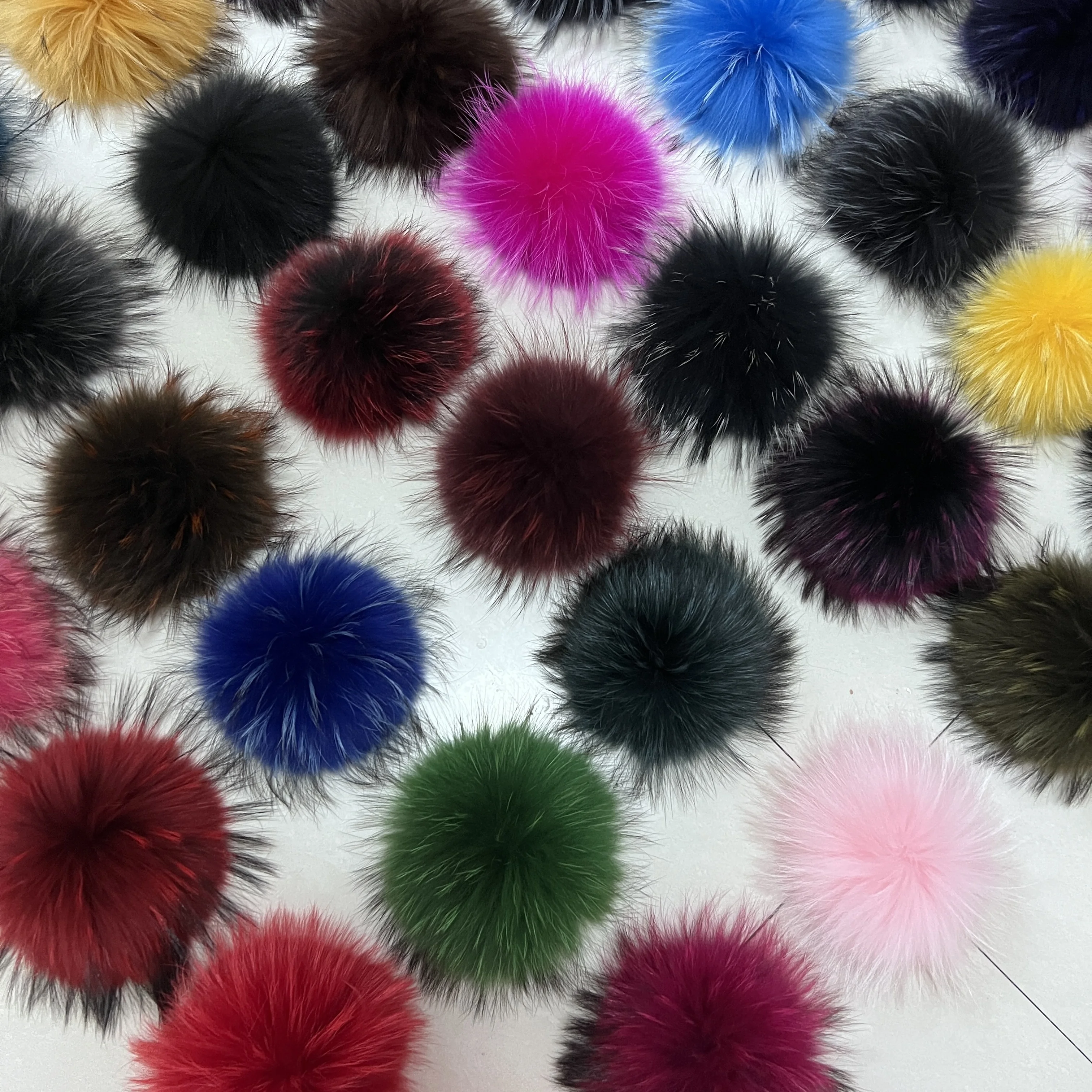 Оптовая продажа с фабрики Меховые помпоны для шапки 15 см пушистые Помпоны из натурального меха енота большие