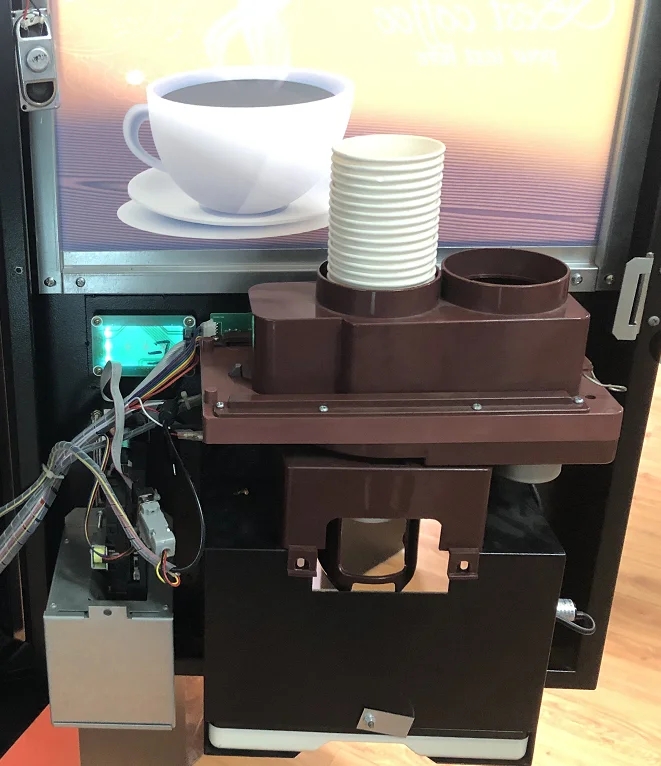 آلة بيع القهوة الساخنة والثلجية الصغيرة الأوتوماتيكية لشوربة الشاي والمشروبات الفورية مع متقبل عملة بطاقة الائتمان النقدية