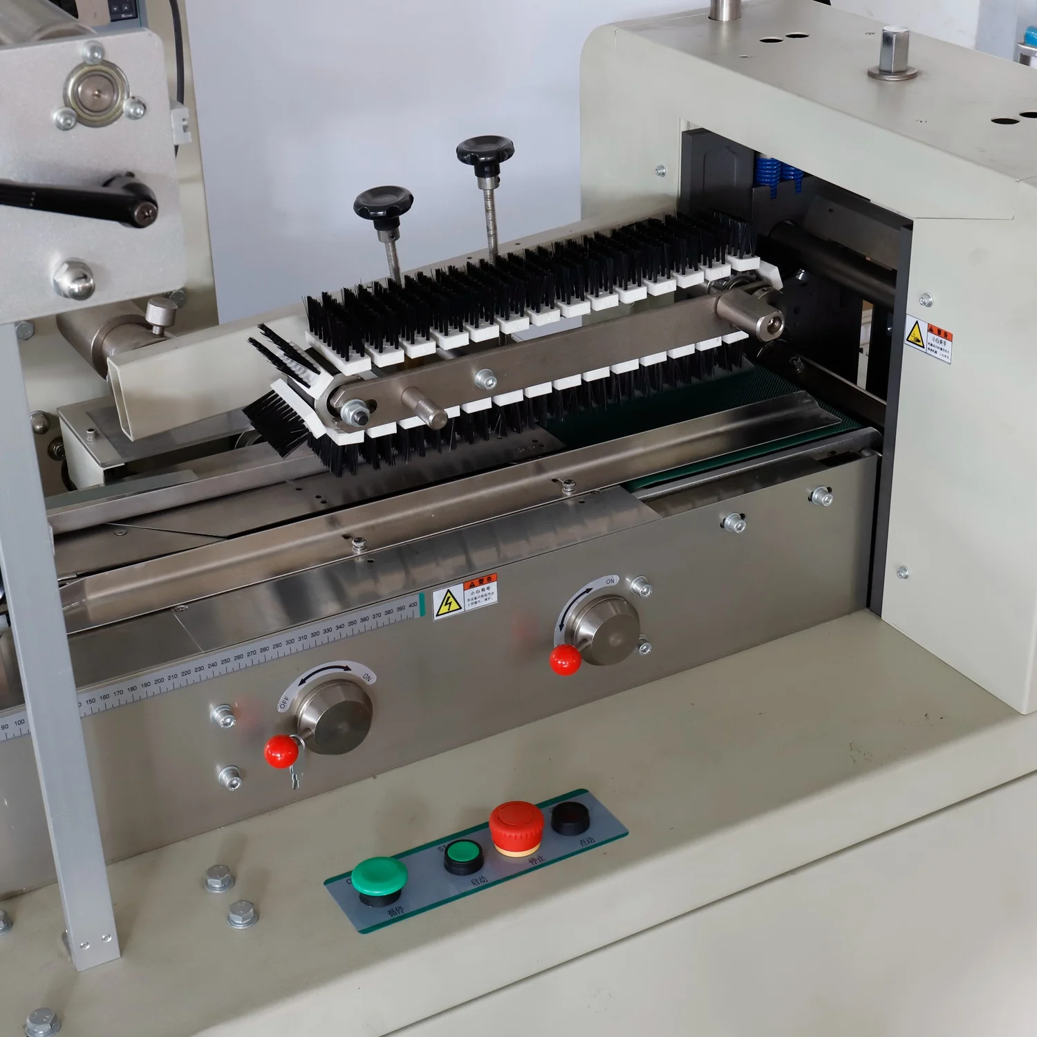 
 Оборудование в виде подушки, пластиковые вилки, ножи и ложки, упаковочная машина  