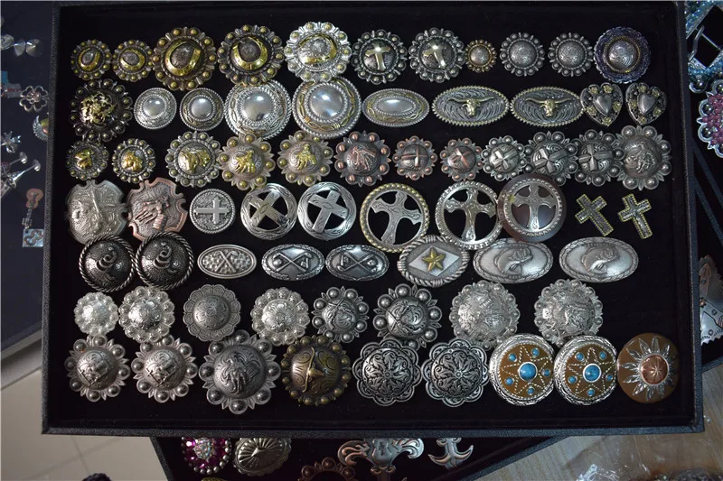 Antique Floral Engraved Pentagon Conchos Durable Zinc Material Belt Buckles with Screw Back Design for Western Horse Saddle Tack