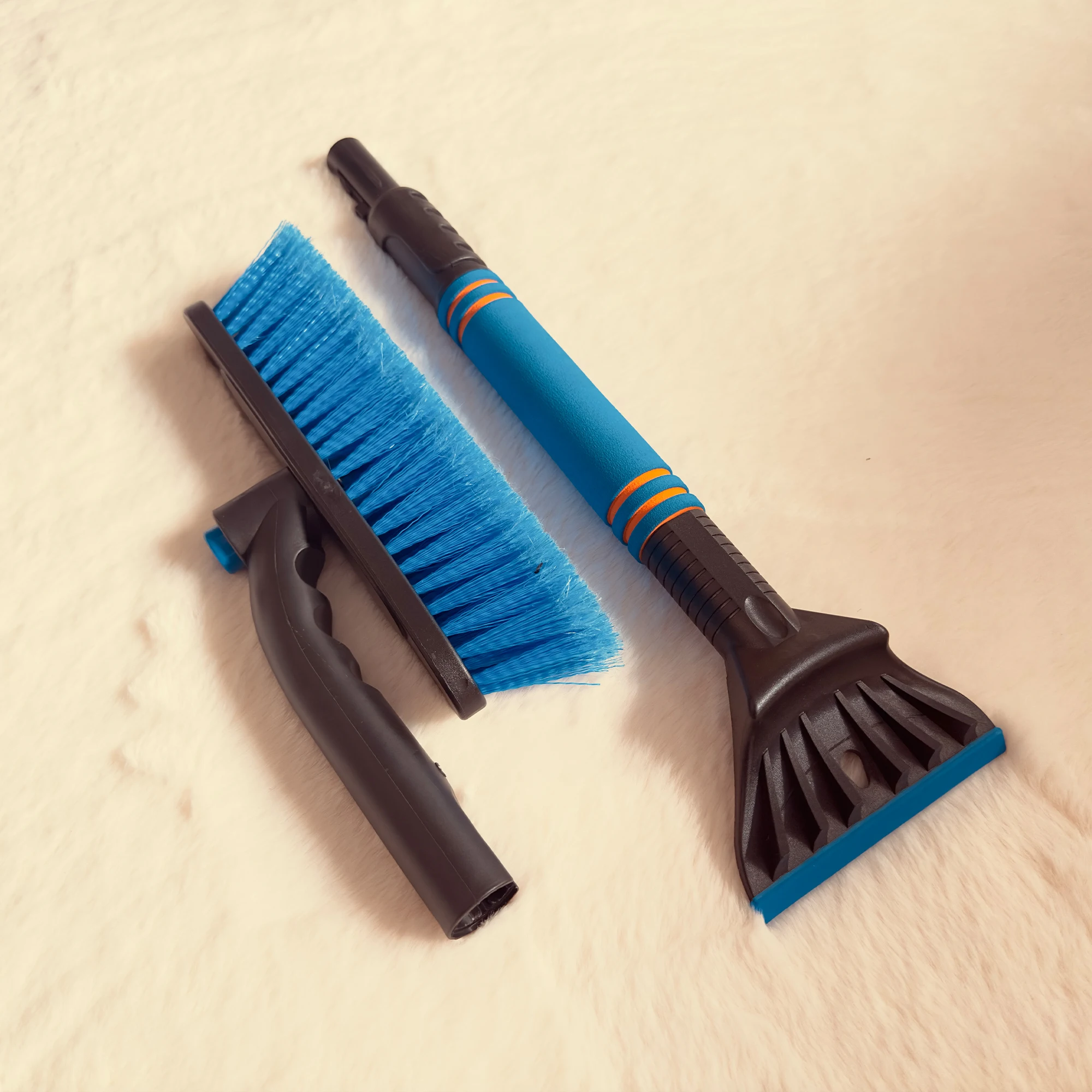 Телескопическая щетка для уборки снега