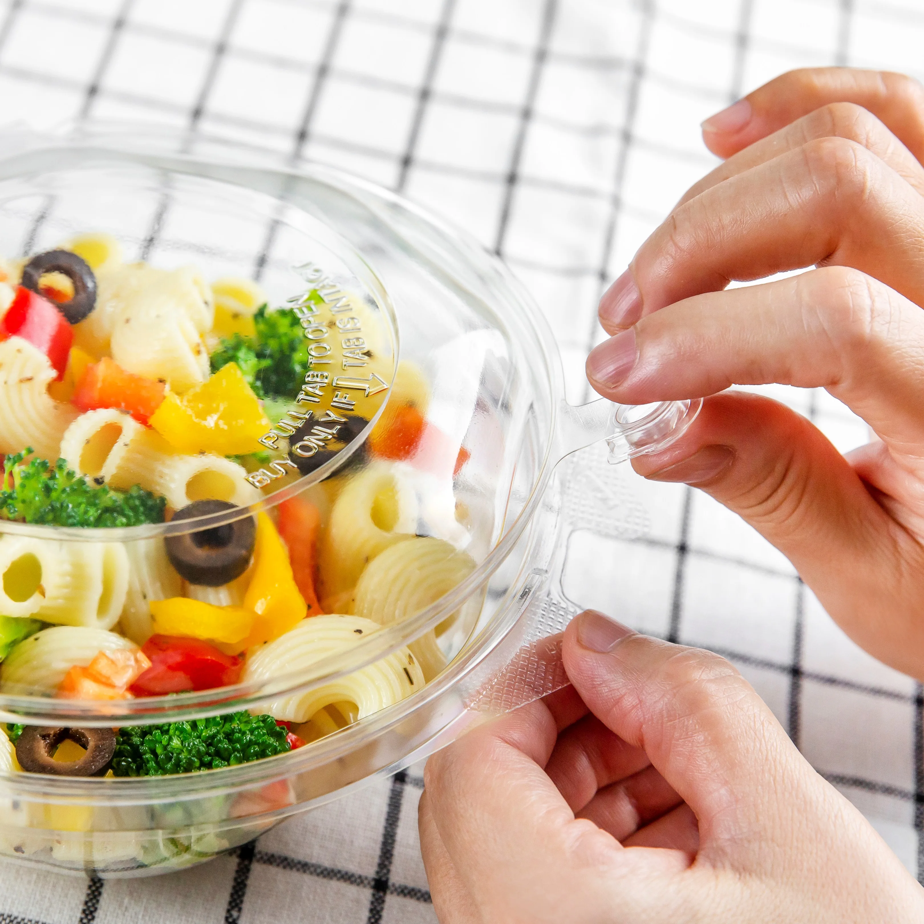 24oz Unique Round PET Plastic Disposable Salad Bowl Tamper Evident Clamshell Design for Takeaway Food Use