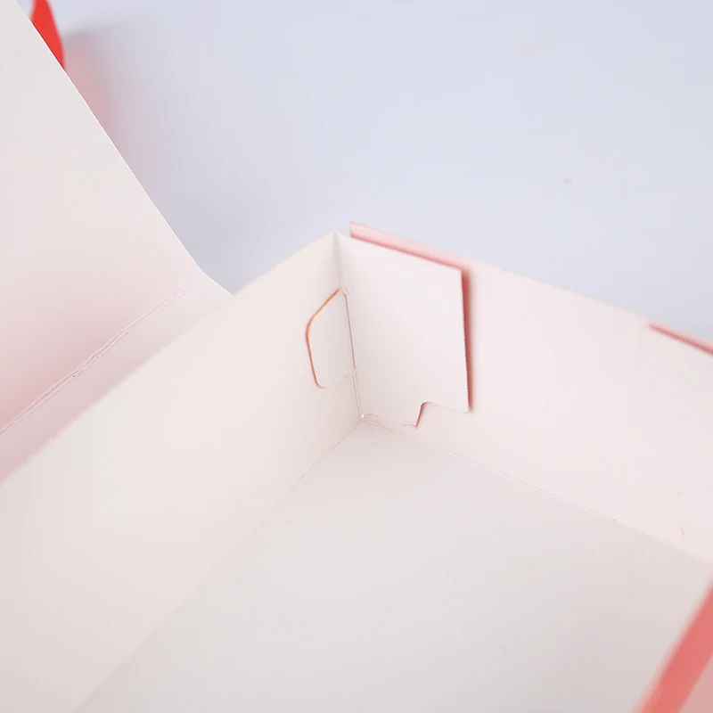 Tilpassbare hvite bokformete brettbare gaveesker med svampfôring og mykt papplater for julegaveemballasje, inkludert bånd