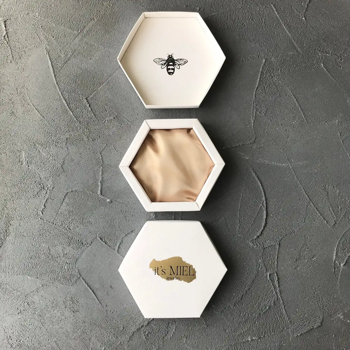 กล่องของขวัญรูปหกเหลี่ยมแบบพรีเมียมสั่งทำพิเศษ พร้อมโลโก้ที่กำหนดเอง ใช้เทคนิคการปั๊มร้อน (Hot Stamping) คุณภาพเยี่ยม ผลิตจากกระดาษที่เป็นมิตรต่อสิ่งแวดล้อม สำหรับบรรจุภัณฑ์เครื่องประดับ