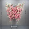 Support pivotant à roulettes, motif floral papillon rose.