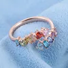 Anillo de oro macizo de 10 quilates con moissanita y diamantes.