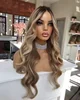Perruque blond cendré avec mèches.