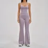 Conjunto de top morado claro y pantalones acampanados