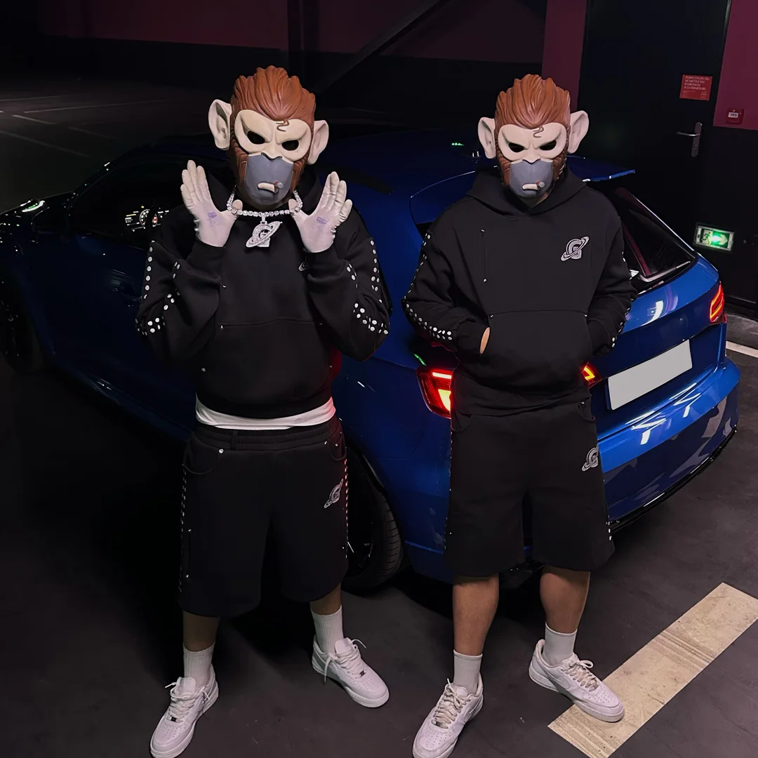 Brugerdefineret streetwear-outfit: sort amerikansk street-to-delts sæt til mænd med broderet hoodie og fem-punktede shorts med hotfix-strass