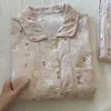 Top a maniche corte con fiocco rosa e pantaloni lunghi