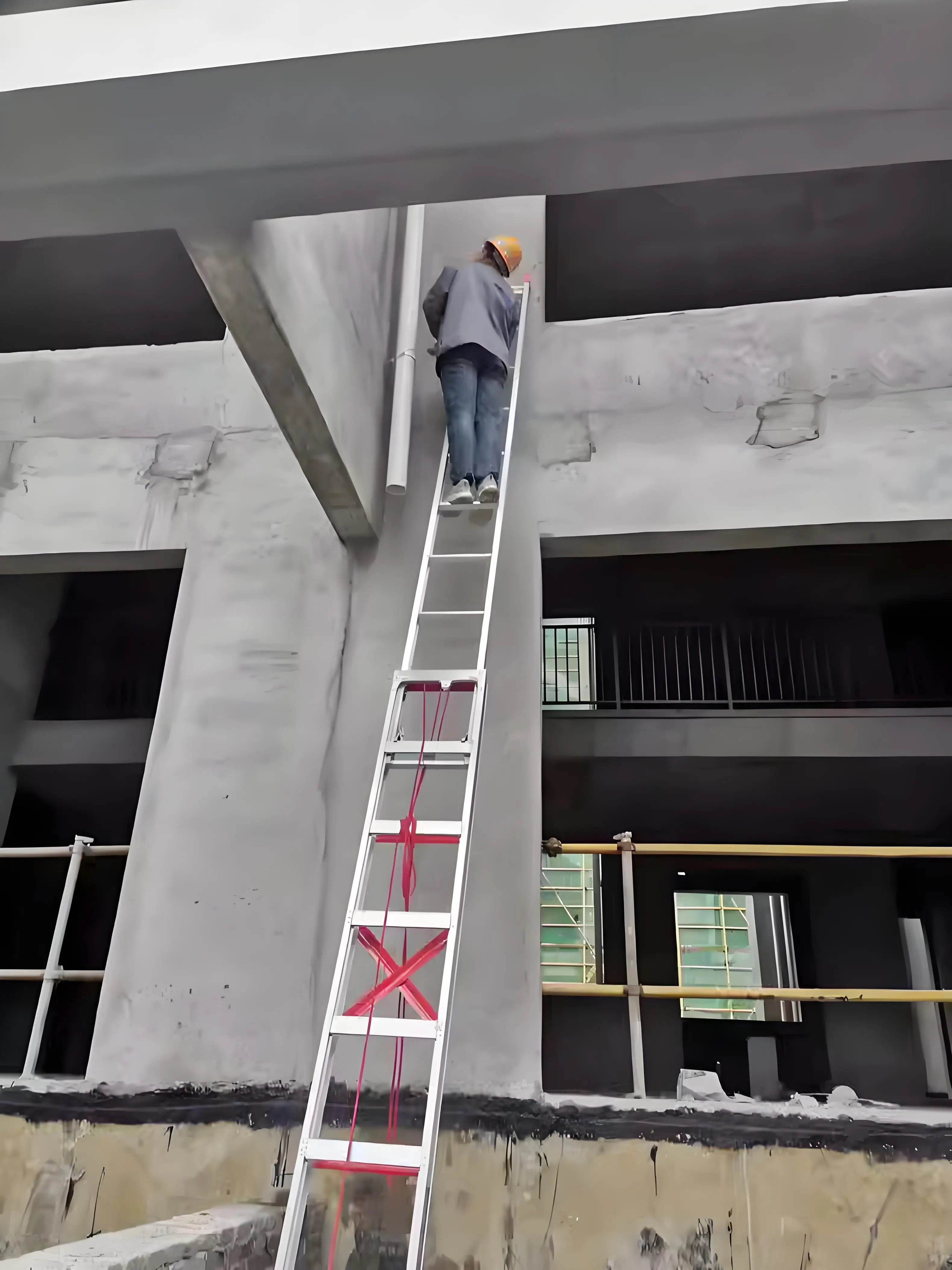 EN131 Compliant 3-Section Step Aluminium Extension Ladder