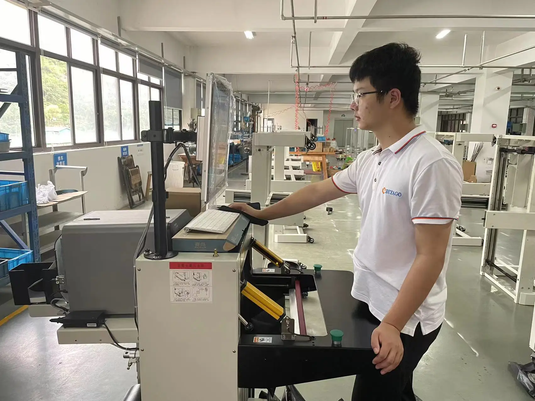 Desktop  Tabletop Auto Fulfillment Bagging System Automatic Bagging Machine Poly Mailer Courier Poly Auto Bagger Machine