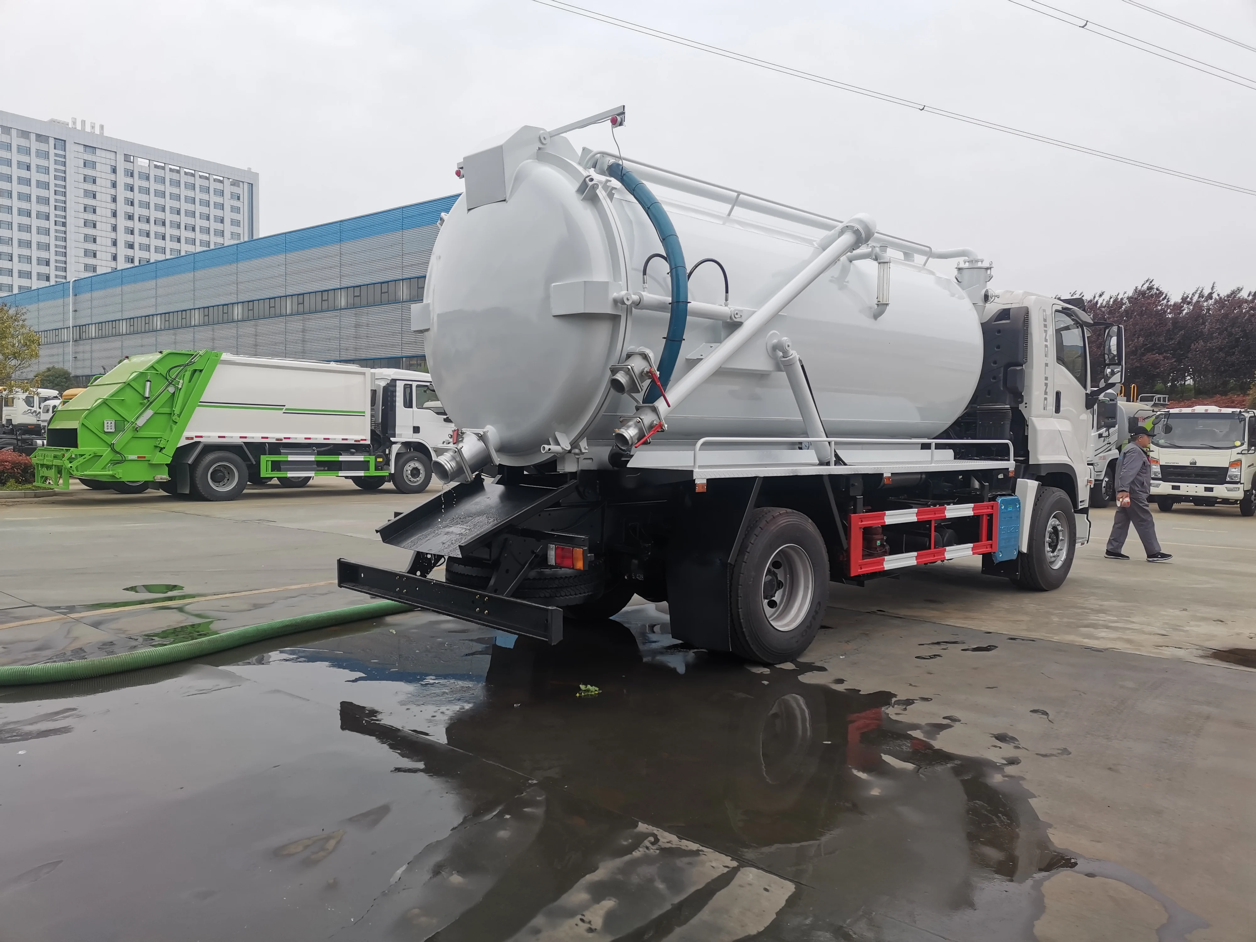 product isuzu giga 4x2 diesel manual transmission sewage suction vacuum pump truck 12000 liters septic tank truck-2