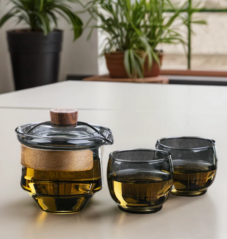 Portable 200ml High Borosilicate Glass and Heat Resistant with Filter Lid and Wood Grip Glass Tea Cup