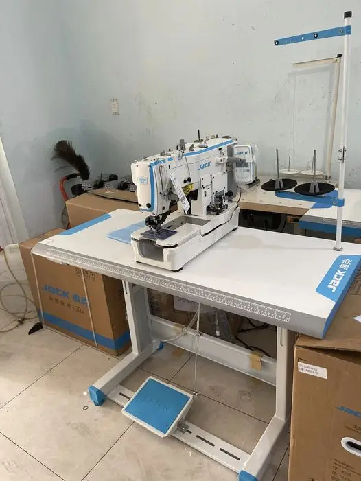 Jukis JK-T781G-Z Power Saving Button Hole Machine for Woven Fabric