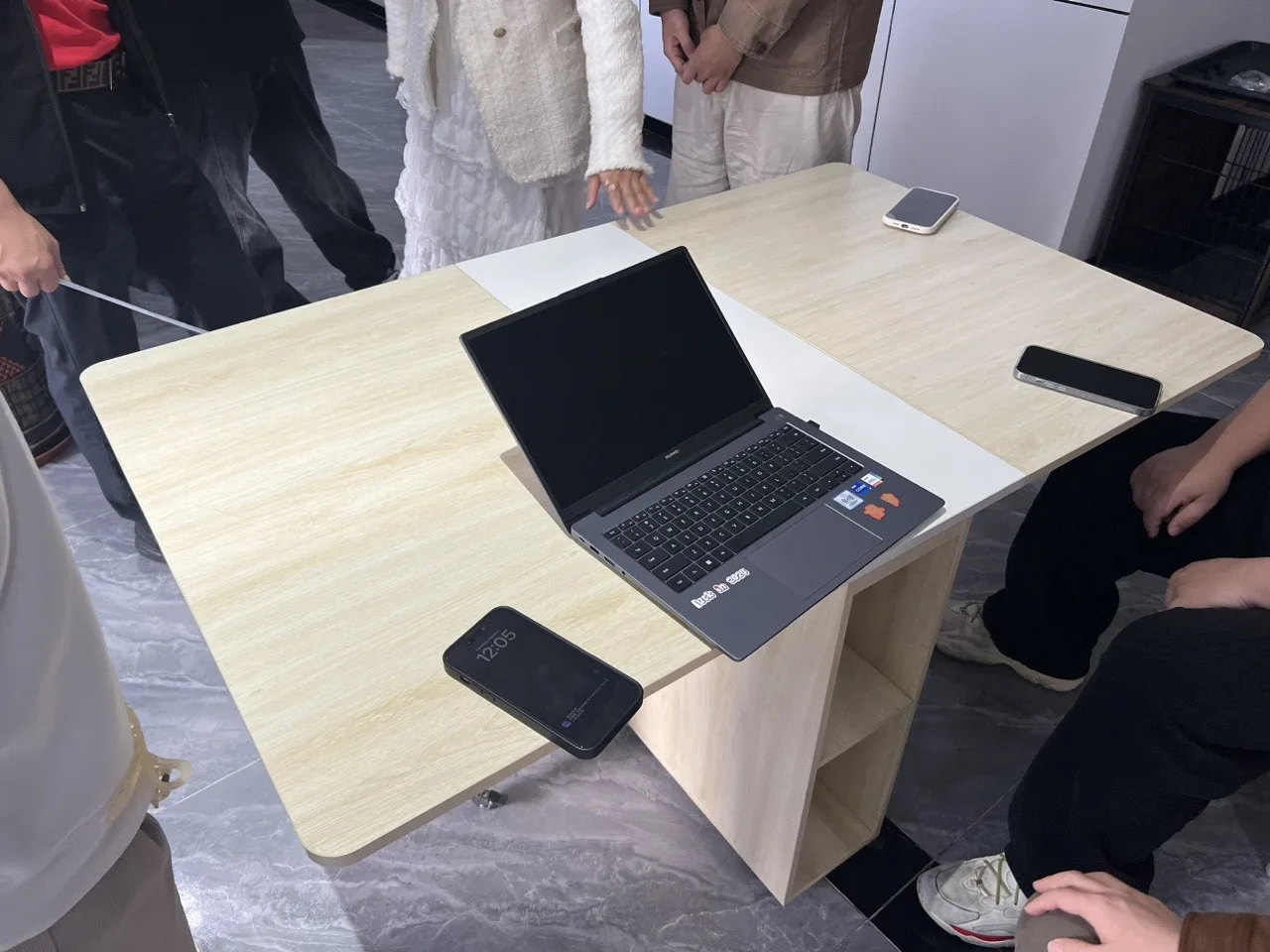 Mesa de Jantar Dobrável que Economiza Espaço com Armazenamento em 2 Níveis  - Mesa de Cozinha Estilo Fazenda com Folha Retrátil para 4 Pessoas, image size:1280x960