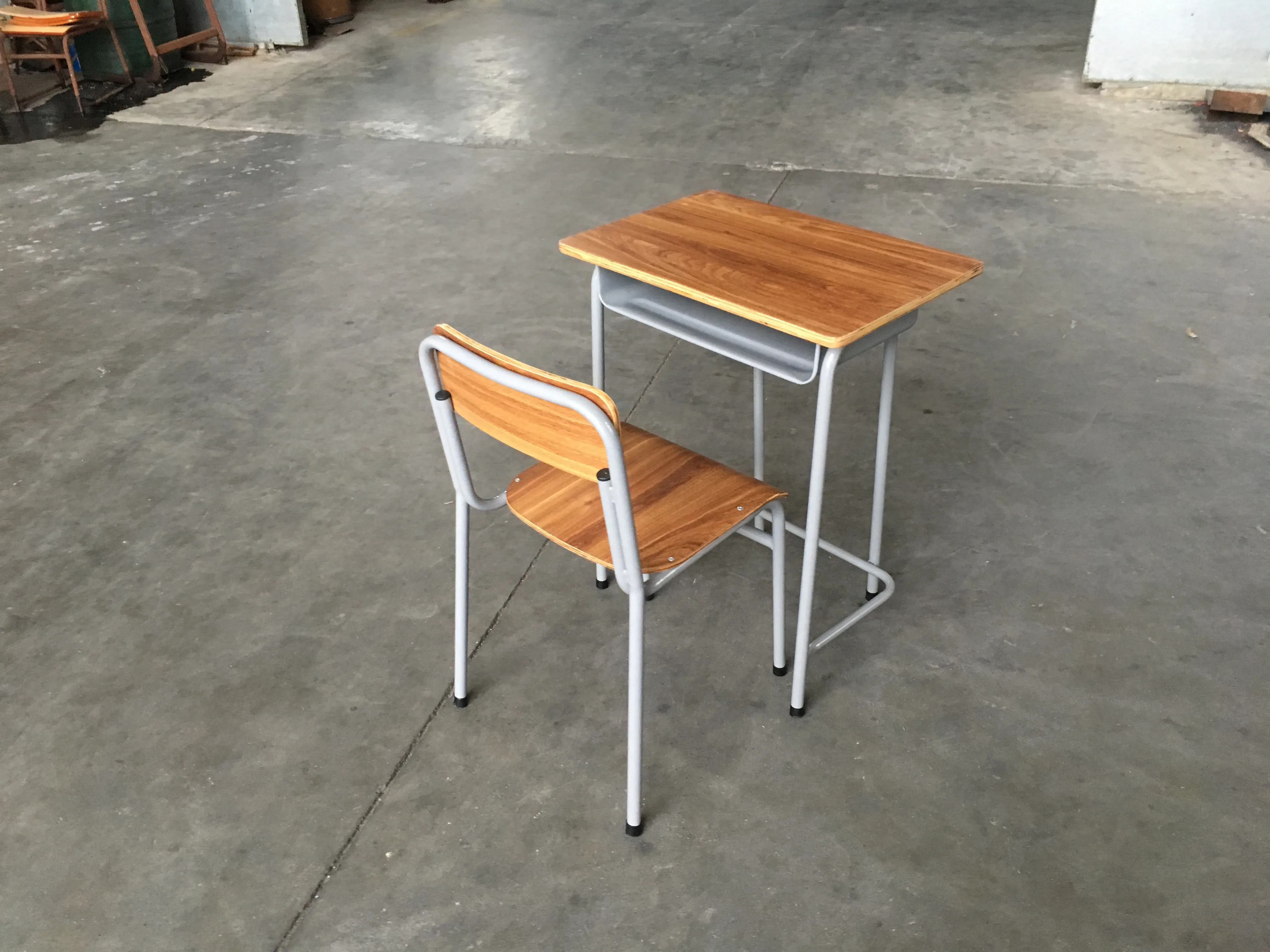 
 Отдельный стол и стул из фанеры с уплотнением по бокам  