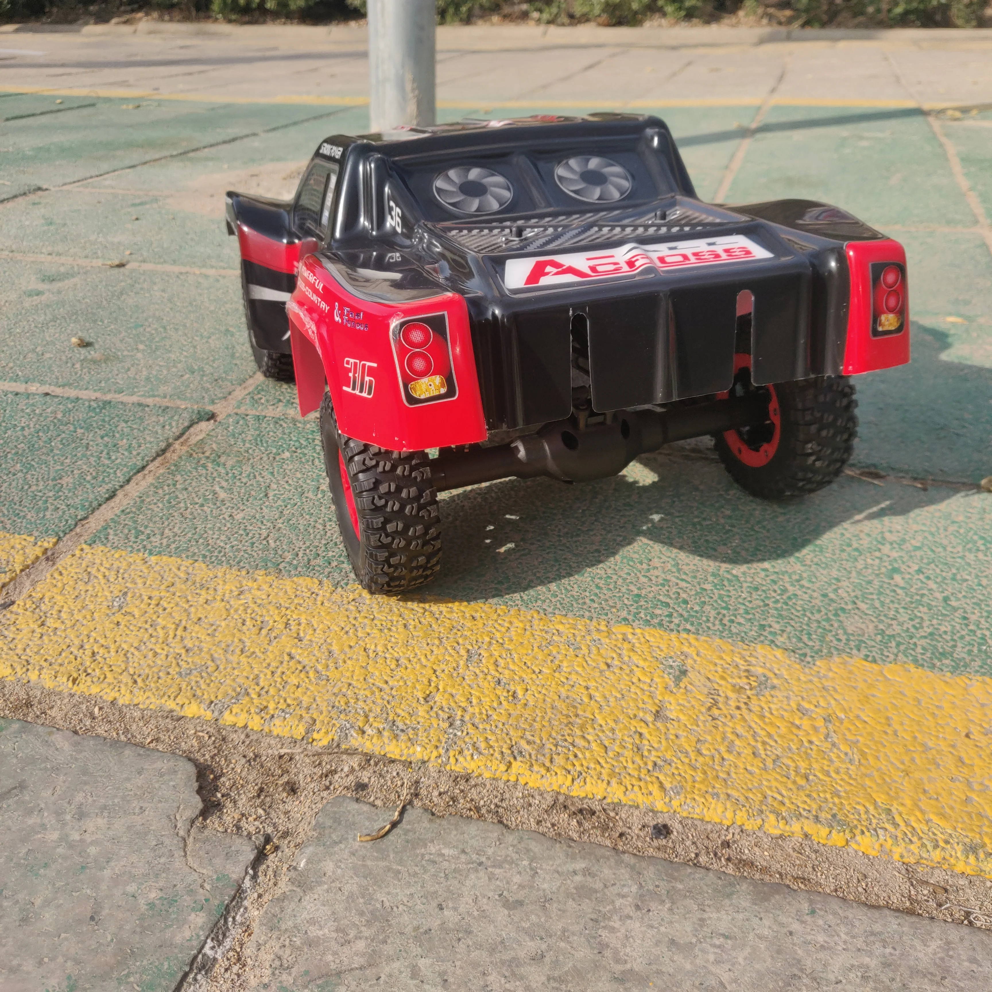 Enfants de contrôle à distance Hors Route Rock Crawler Jeep Camion 4x4 échelle 1:18 jouet voiture 