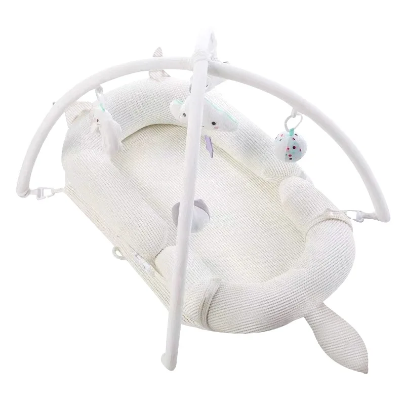 Clúdach Sleamhnán Inbhainte Baby Lounger Codladh Nead Naíonán le líon mosquito agus raca bréagán Breathable Inaistrithe Inchoigeartaithe