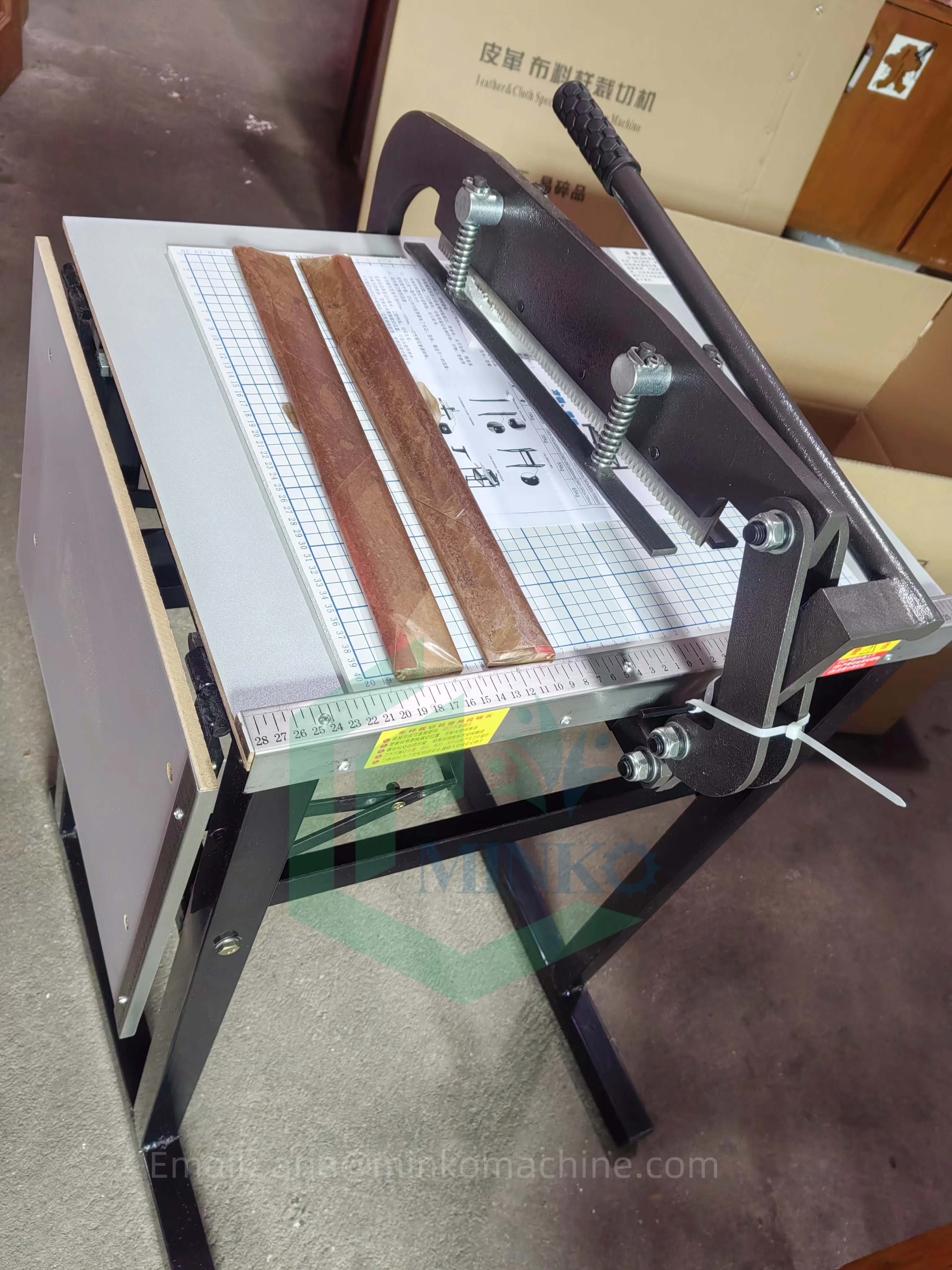 Zig Zag Fabric Cloth Cutting Machine Swatch Cutter Machine Fabric Cutting Machine