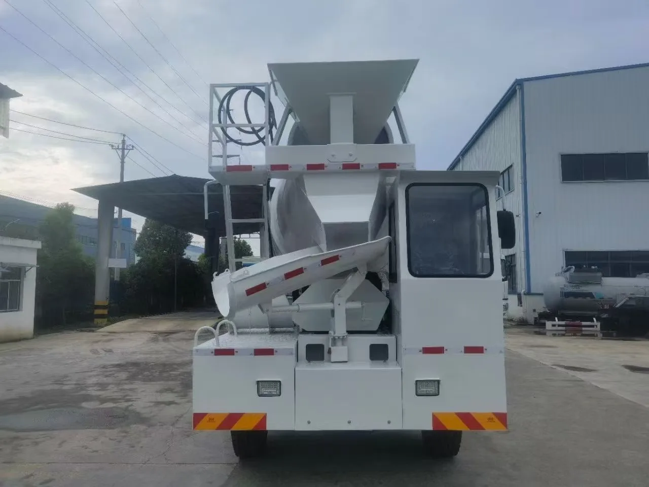 product customized diesel fuel mobile cement mixer truck two way driving manual or automatic options dedicated for tunnel production173-3